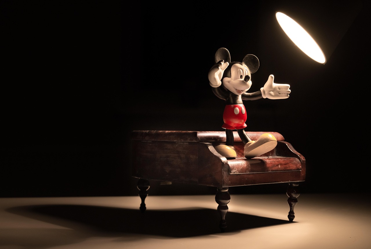 Mickey Mouse sur un piano